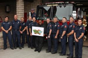 los angeles, 8. juni - cee lo green mit sierra madra feuerwehrleuten im duracell, macht diejenigen an, die uns beschützen veranstaltung in der sierra madre feuerwehr am 8. juni 2011 in sierra madre, ca foto