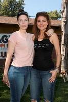 los angeles, 14. feb - whitney cummings, maria menounos beim beagle-freiheitsprojekt an einem privaten standort am 14. april 2015 in valley village, ca foto