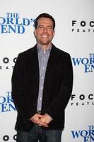 los angeles, 21. august - ed helms bei der worlds end premiere in den arclight hollywood theatern am 21. august 2013 in los angeles, ca foto