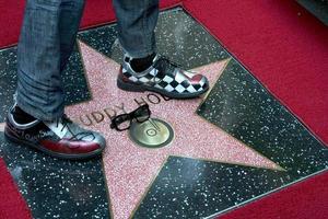 los angeles, sep 7 - buddy holly star, mit gary buseys füßen und brille bei der buddy holly walk of fame zeremonie auf dem hollywood walk of fame am 7. september 2011 in los angeles, ca foto