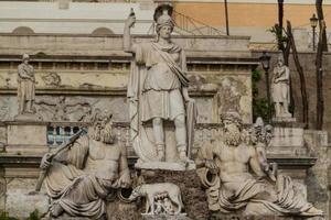 Skulptur und Brunnen der Piazza del Popolo. Die Stufen führen hinauf zum Park Pincio, Rom, Italien foto