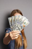Fan von 100-Dollar-Banknoten in Frauenhänden foto
