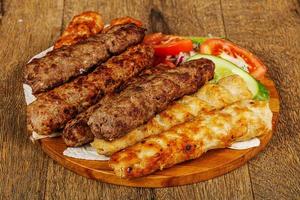 leckeres Hackfleisch-Kebab-Set foto