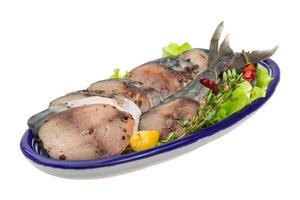 Makrelenfisch, in Scheiben geschnitten auf einem Teller mit Salat foto