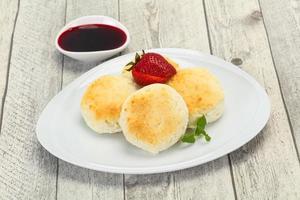 Topfenpfannkuchen mit Marmelade und Erdbeere foto