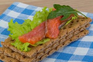 Knäckebrot mit Lachs foto