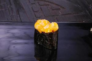 japanische küche - gunkan mit fisch foto