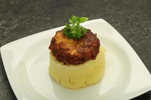 Kartoffelpüree mit hausgemachtem Schnitzel foto