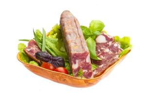 reife Salami mit Salat, Basilikum, Zwiebel und Tomate foto