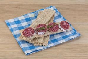 Knäckebrot mit Salami foto