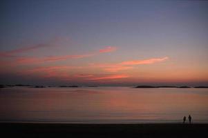 zwei Silhouetten vor dem Meer foto