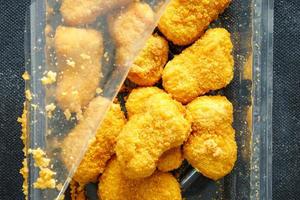 chicken nuggets frittiertes geflügelfleisch frische mahlzeit essen snack auf dem tisch kopierraum essen foto