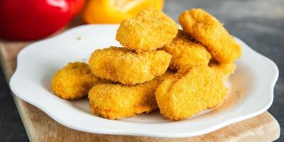 chicken nuggets frittiertes geflügelfleisch frische mahlzeit essen snack auf dem tisch kopierraum essen foto