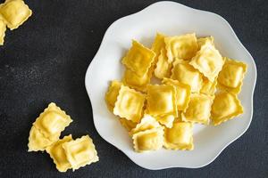 Nudelravioli Gericht frische Mahlzeit Essen Snack auf dem Tisch Kopie Raum Essen Hintergrund foto