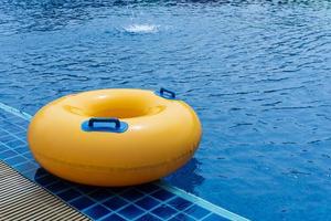 Gelber Schwimmring im Schwimmbad. Gummiring schwimmen. Sommerkonzept. foto