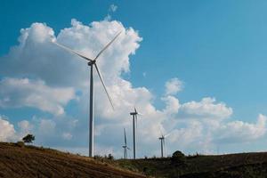 Windkraftanlage auf Berglandschaft. Ökologische Stromerzeugung. foto