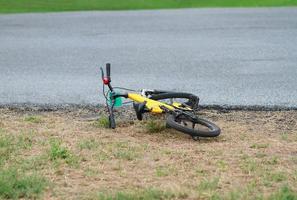 gelbes Fahrrad fiel neben der Straße foto