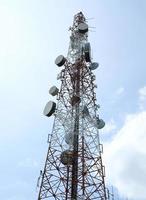 Fernmeldeturm Wireless-Technologie mit blauem Himmel foto