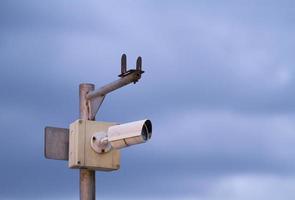 altes cctv mit blauem himmelhintergrund foto