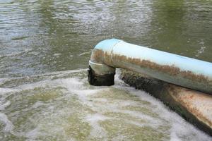 Abwasserfluss aus der Wasserleitung foto