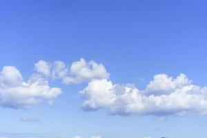 blauer Himmel Hintergrund mit Wolken foto