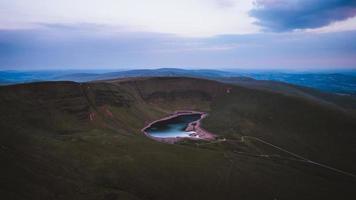 llyn-y-fach see vom beacons way im black mountain. foto