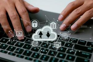 Ein Cloud-Computing-Diagramm wird auf einem Laptop in den Händen eines Mannes angezeigt. Netzwerk- und Internetdienstprinzipien für die Datenspeicherung in der Cloud. foto
