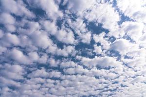 schöne Wolken am blauen Himmel. foto