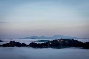 Nebel und Morgenlicht auf einem großen Bergaussichtspunkt foto