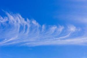 schöne Wolken am blauen Himmel. foto