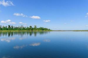 große Insel im See. In der Provinz Bueng Kan in Thailand spiegelt sich eine schöne Wolke im Wasser 5 foto