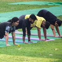 neu delhi, indien, 18. juni 2022 - gruppen-yoga-übungskurs für menschen unterschiedlichen alters im lodhi garden park. internationaler tag des yoga, große gruppe von erwachsenen, die draußen im park einen yogakurs besuchen foto