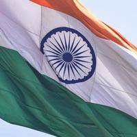 Indien-Flagge, die hoch am Connaught-Platz mit Stolz auf den blauen Himmel fliegt, Indien-Flagge flattert, indische Flagge am Unabhängigkeitstag und Tag der Republik Indien, Schuss nach oben, Schwenken der indischen Flagge, fliegende Indien-Flaggen foto