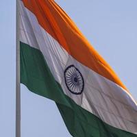 Indien-Flagge, die hoch am Connaught-Platz mit Stolz auf den blauen Himmel fliegt, Indien-Flagge flattert, indische Flagge am Unabhängigkeitstag und Tag der Republik Indien, Schuss nach oben, Schwenken der indischen Flagge, fliegende Indien-Flaggen foto