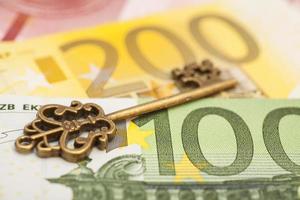 Schlüssel zum Erfolg auf verschiedenen Euro-Banknoten
