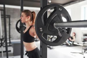 Fitnesstag. Foto einer wunderschönen blonden Frau im Fitnessstudio an ihrer Wochenendzeit