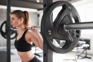 kein Schmerz kein Gewinn. Foto einer wunderschönen blonden Frau im Fitnessstudio an ihrer Wochenendzeit