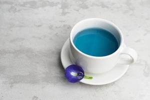 Der Telang, Schmetterlingsblütentee oder blauer Tee ist ein Kräutertee, der aus dem Kraut oder Aufguss der Clitoria ternatea-Pflanzenblume hergestellt wird. selektiver Fokus. foto