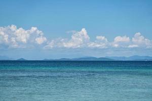 die umgebung der insel munnok, östlich der insel thailand., sehr schöner offener himmel, wolke, meer und strand. foto