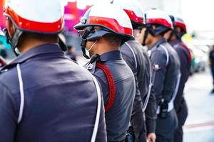 thailändische polizisten tragen den helm, stehen in der reihe. foto