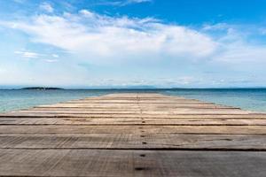 Holz-Vintage-Terrasse am Strand mit blauem Meer, Ozean, Himmelshintergrund foto