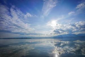 wunderbarer Reflexionsspiegel zwischen Himmel und Meer foto