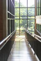 hölzerner Hanggang in der Bibliothek mit dem Fensterlicht von außen. foto