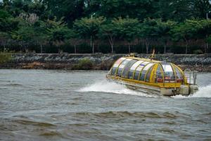 thailand und laos schiff, transport zwischen 2 ländern per schiff. foto