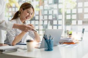 asiatisches geschäftsberatertreffen zur analyse und erörterung der situation zum finanzbericht im besprechungsraum. anlageberater, finanzberater, finanzberater und buchhaltungskonzept foto