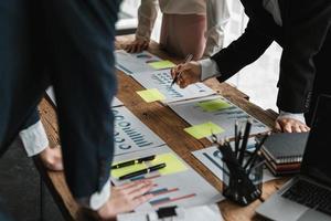 Geschäftsmann und Geschäftsfrau unterhalten sich bei Gruppentreffen am Bürotisch in einem modernen Bürointerieur. Business Collaboration Strategische Planung und Brainstorming von Mitarbeitern foto