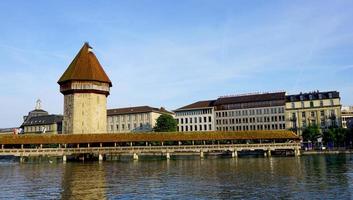 berühmte hölzerne kapellenbrücke in luzern foto