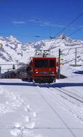 szene des zuges, der am bahnhof gornergrat fährt foto