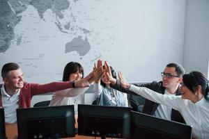 erfolgreiche Mannschaft. junge Menschen, die im Callcenter arbeiten. neue Angebote kommen foto