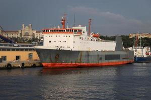 Frachtschiff im Hafen foto